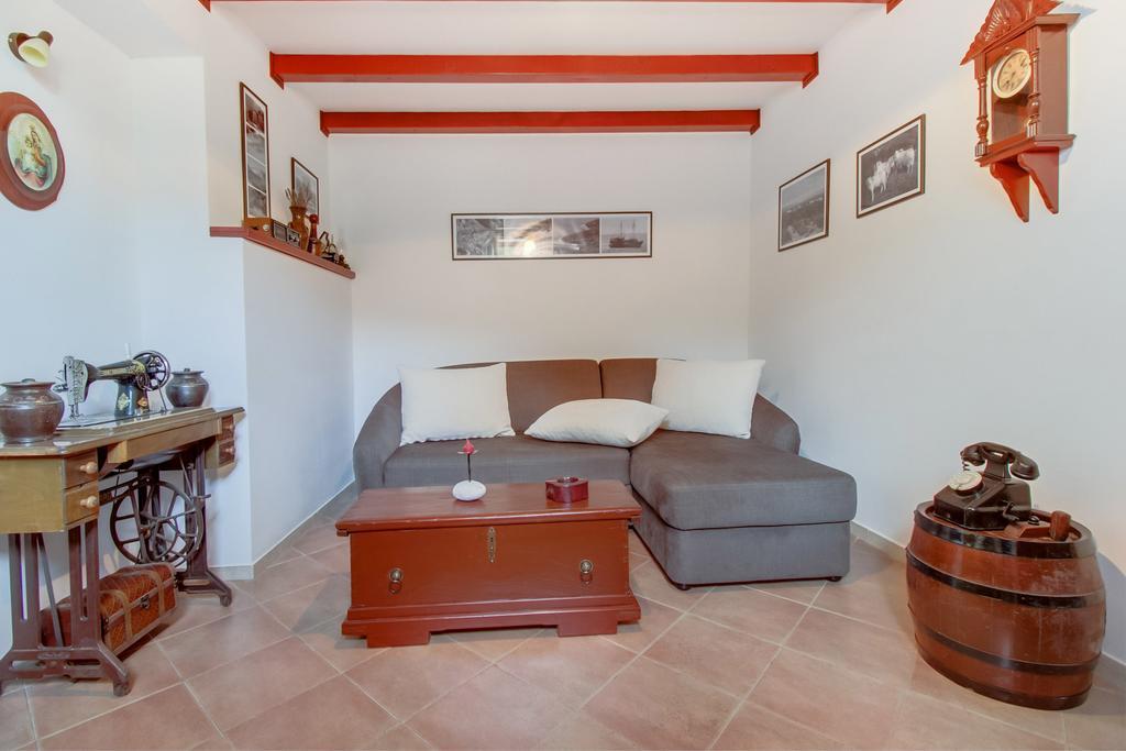 Apartments Franjo Mali Lošinj Стая снимка