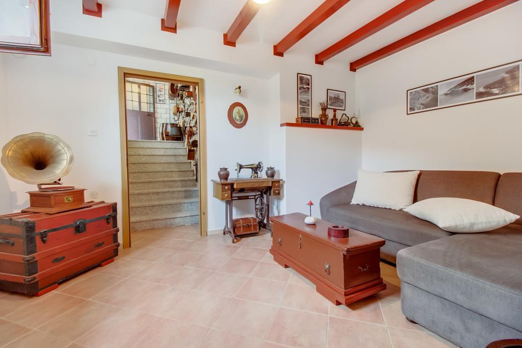 Apartments Franjo Mali Lošinj Стая снимка