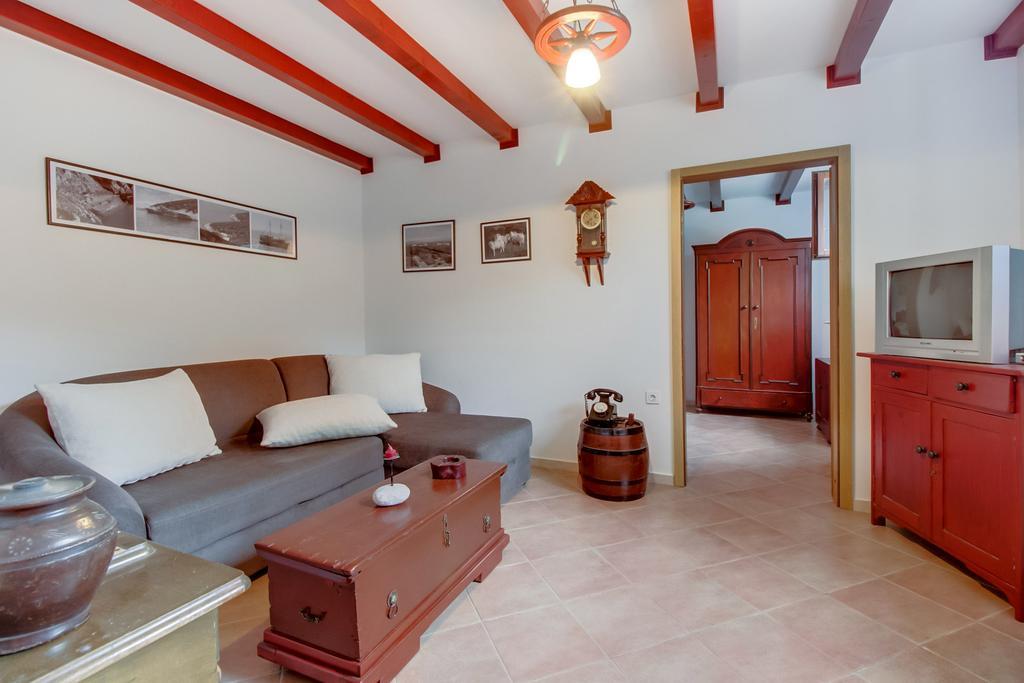 Apartments Franjo Mali Lošinj Стая снимка