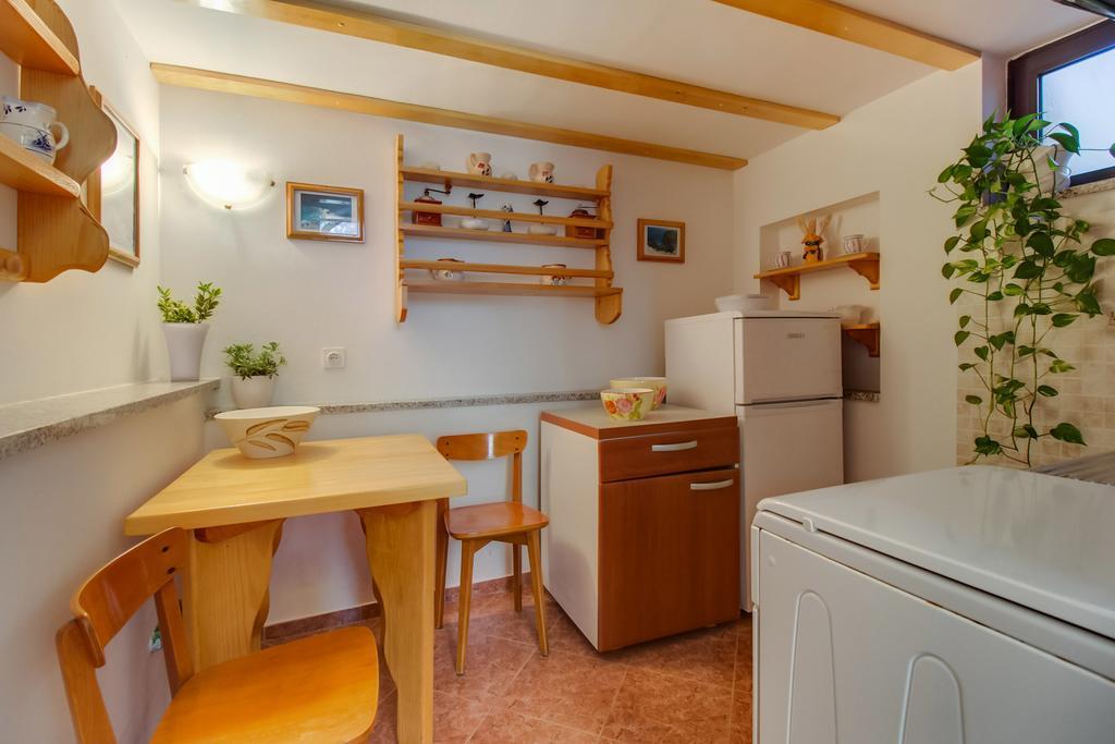 Apartments Franjo Mali Lošinj Стая снимка
