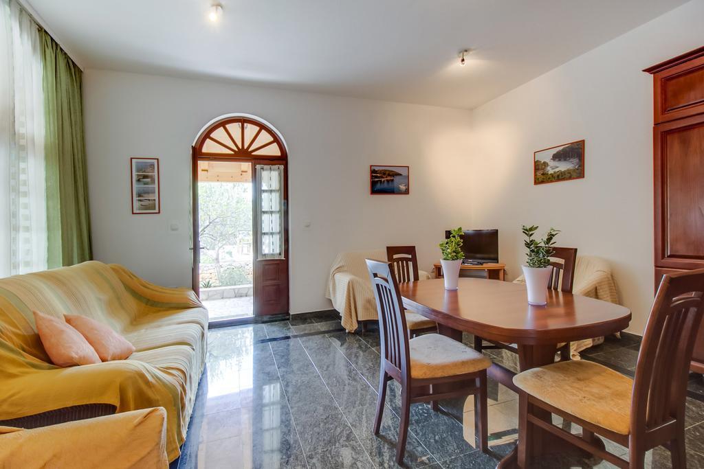 Apartments Franjo Mali Lošinj Стая снимка
