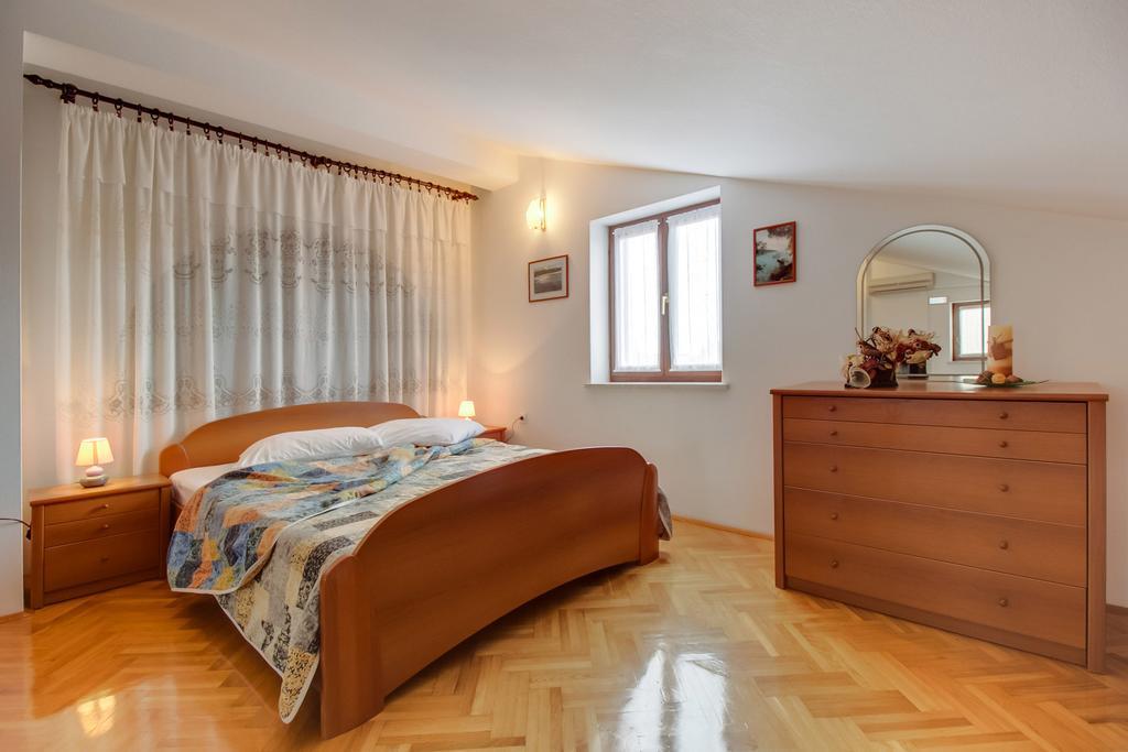 Apartments Franjo Mali Lošinj Стая снимка