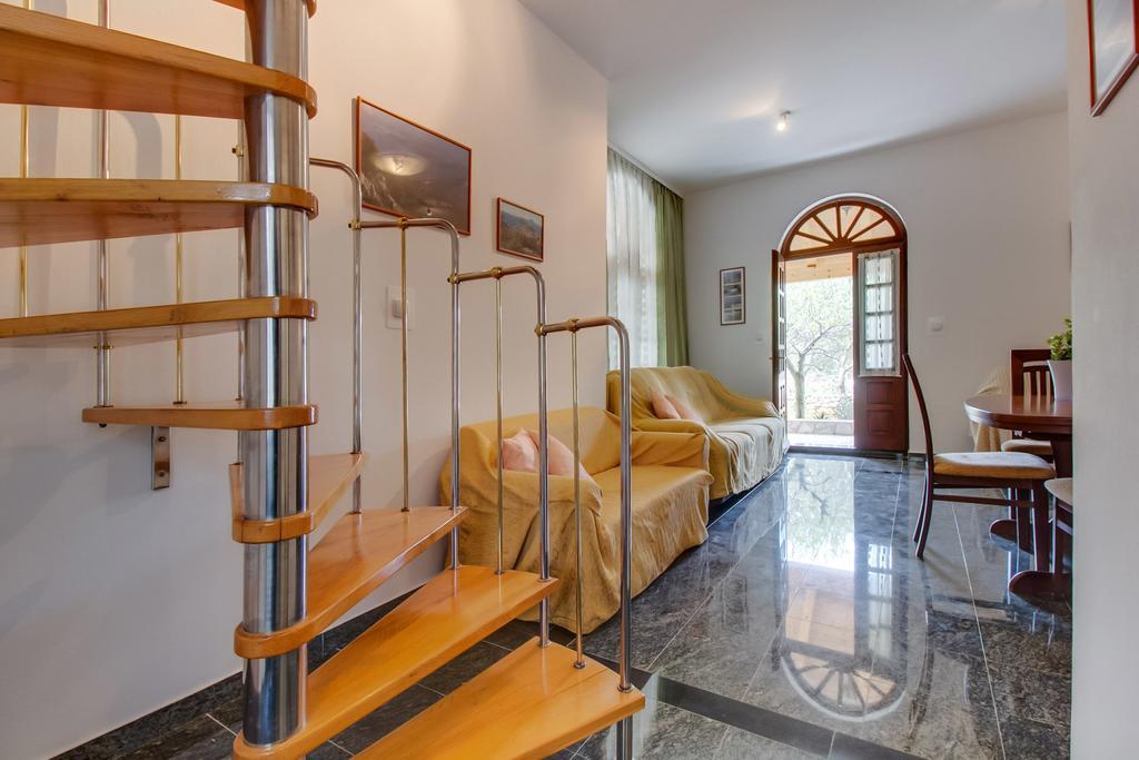Apartments Franjo Mali Lošinj Стая снимка