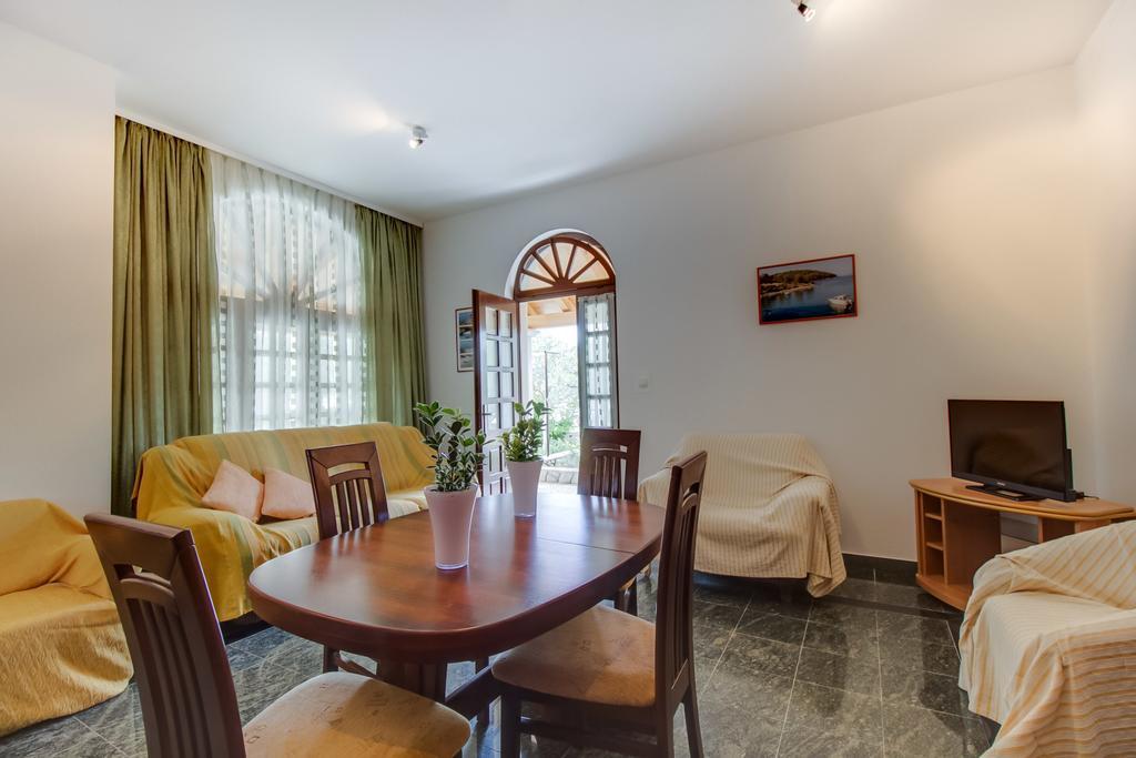 Apartments Franjo Mali Lošinj Стая снимка