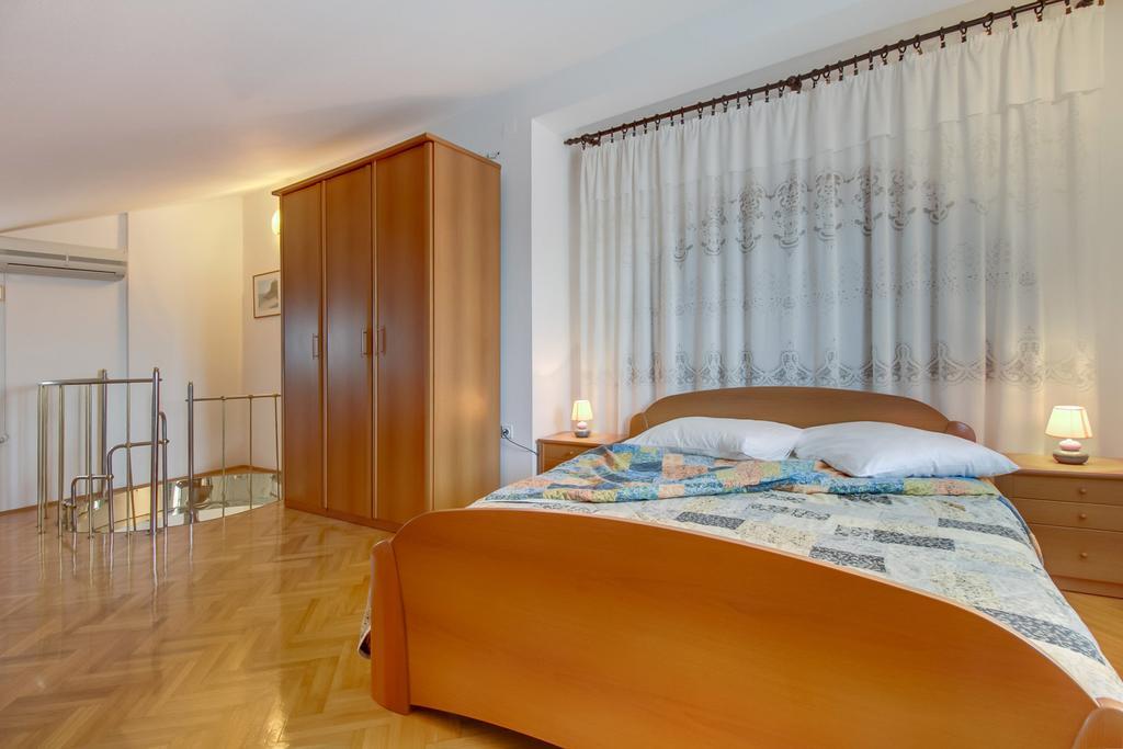 Apartments Franjo Mali Lošinj Стая снимка